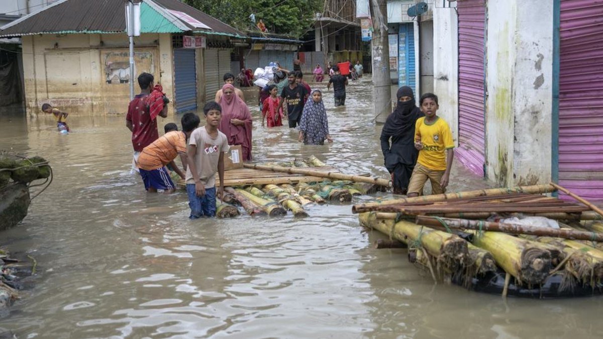 Hindistan ve Nepal’de şiddetli yağışlar: 100’den fazla can kaybı var