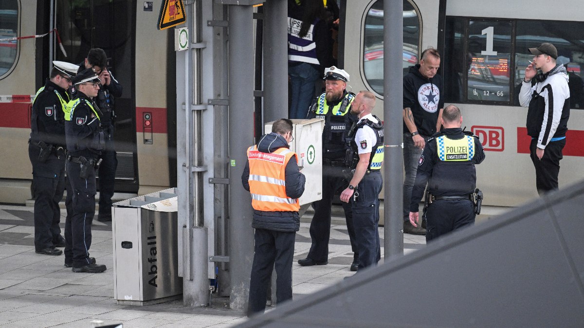 Almanya’da tren istasyonunda bıçaklı saldırı: 12 yaralı
